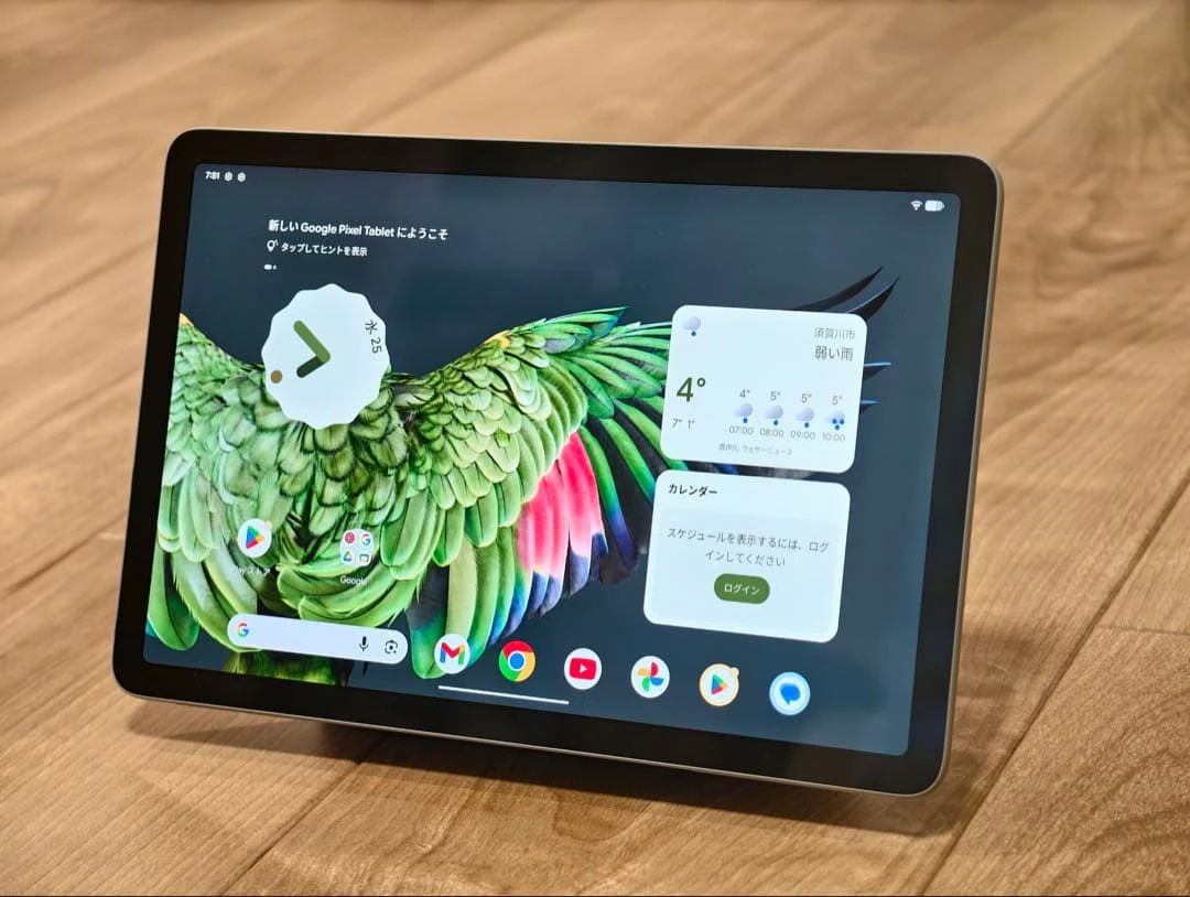 Máy tính bảng Google Pixel Hazel kèm loa và đế sạc.