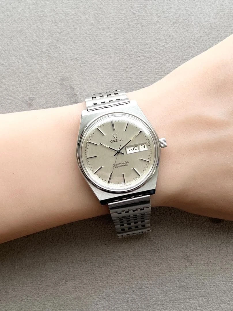 Đồng hồ Omega Seamaster Day-Date mặt số bạc, máy cơ tự động. Mới được bảo dưỡng gần đây, kèm dây đeo nguyên bản.