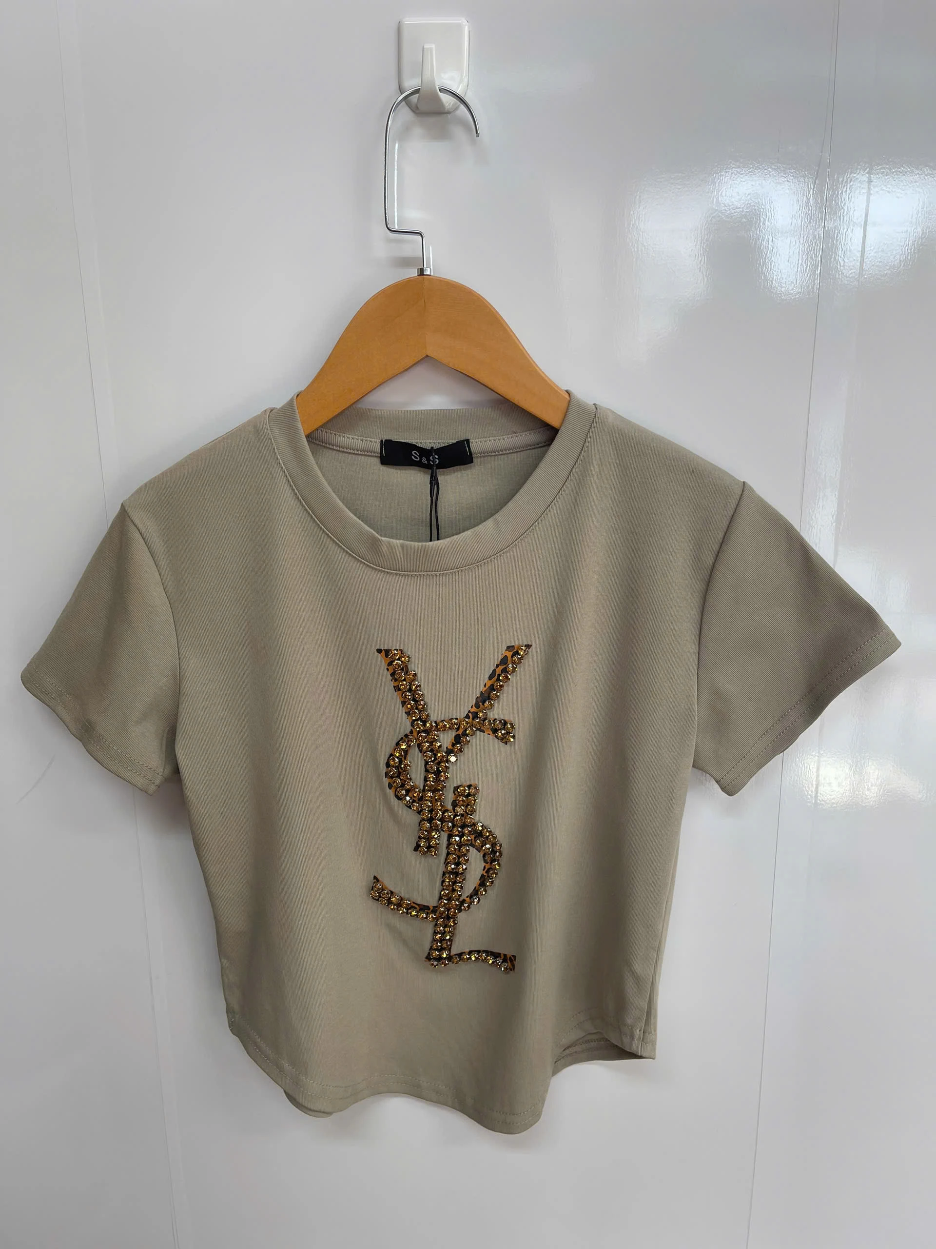 ✨ ÁO PHÔNG YSL NHẸ ĐÍNH ĐÁ – ĐƠN GIẢN MÀ VẪN NỔI BẬT ✨