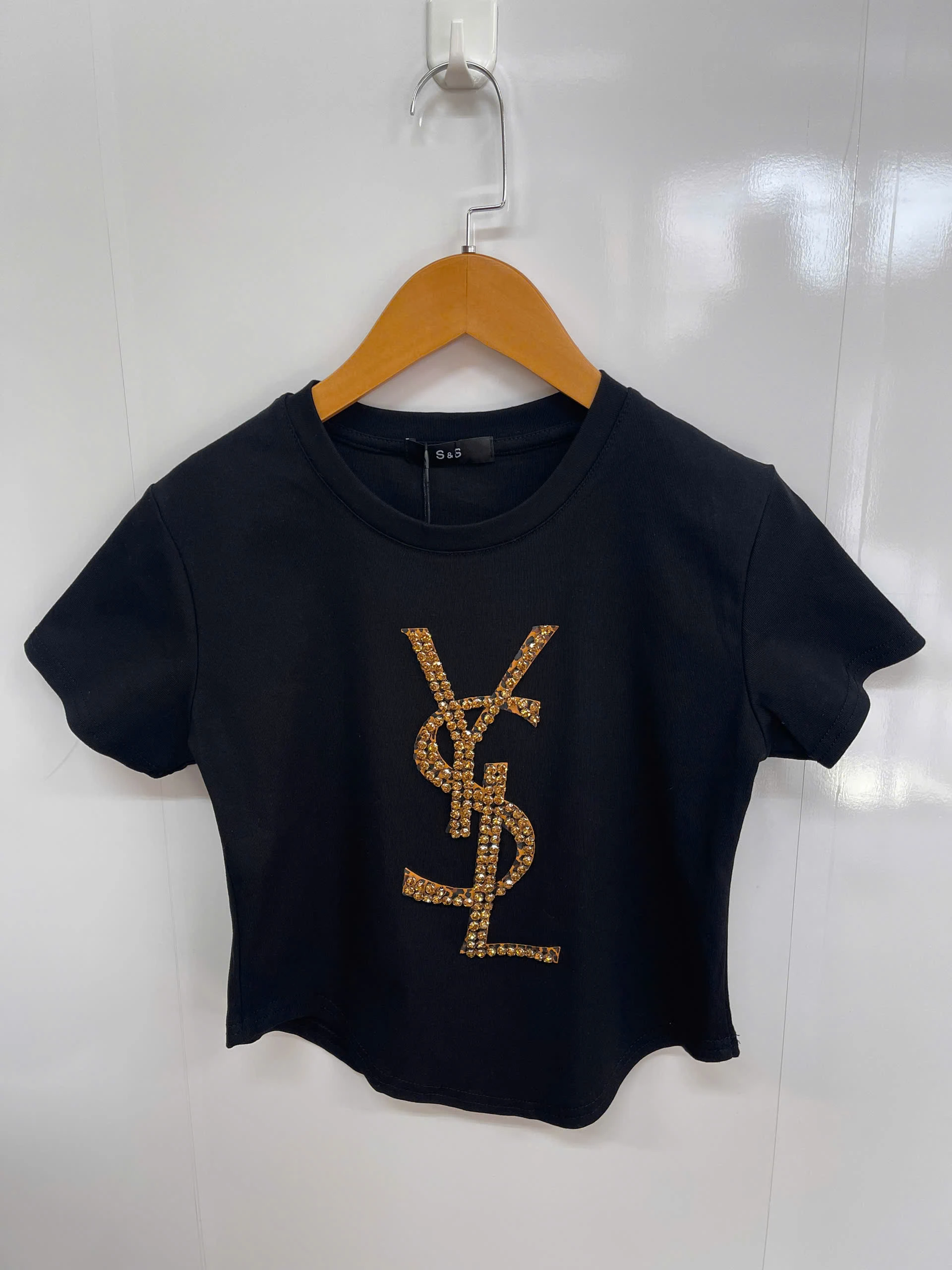 ✨ ÁO PHÔNG NHẸ YSL ĐÍNH ĐÁ – ĐƠN GIẢN MÀ VẪN NỔI BẬT ✨