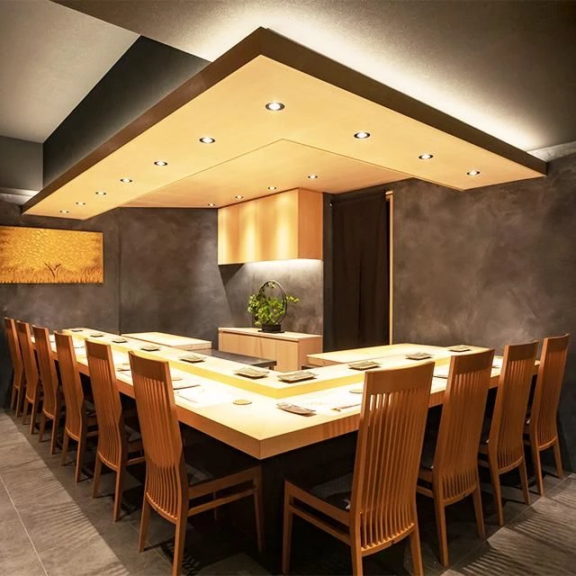 Nhân viên phục vụ (hall) tại quán sushi quầy bar, nơi cũng có người nổi tiếng ghé thăm.  · Ginza, Chuo-ku, Tokyo