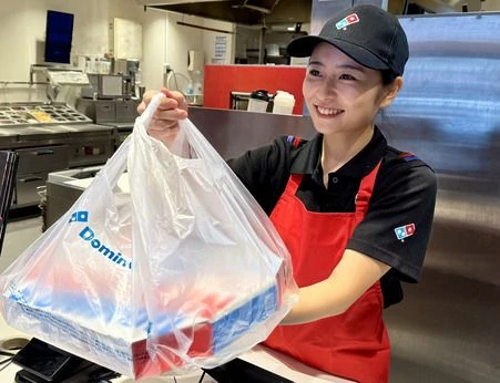 Nhân viên bếp và phục vụ của Domino's Pizza | Cửa hàng Domino's Pizza Chofu Kojimacho  · Ojimamachi, Chofu-shi, Tokyo
